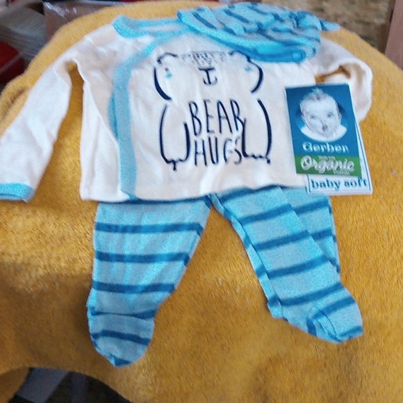 3 piece bear hugs outfit - Picture 1 of 4